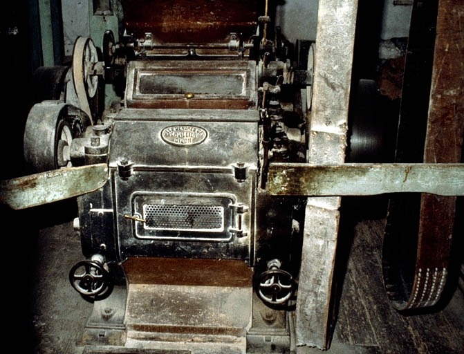 Intérieur : rez-de-chaussée, salle des meules, convertisseur vu de face. © Laurent Poupard / Région Bourgogne-Franche-Comté, Inventaire du patrimoine - 1988