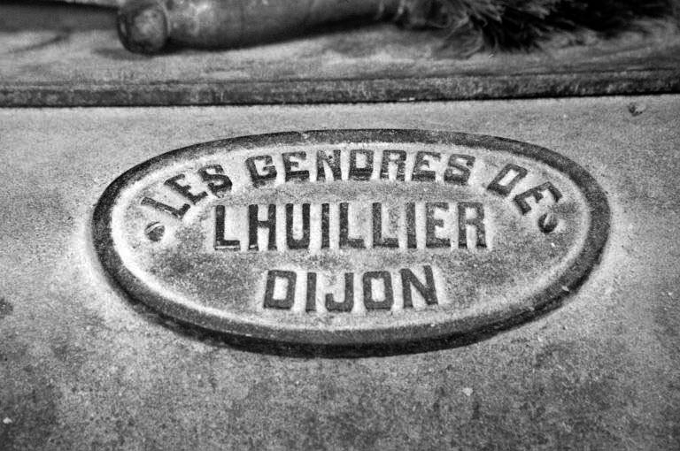 Intérieur : rez-de-chaussée, salle des meules, plaque de constructeur du convertisseur. © Laurent Poupard / Région Bourgogne-Franche-Comté, Inventaire du patrimoine - 1988