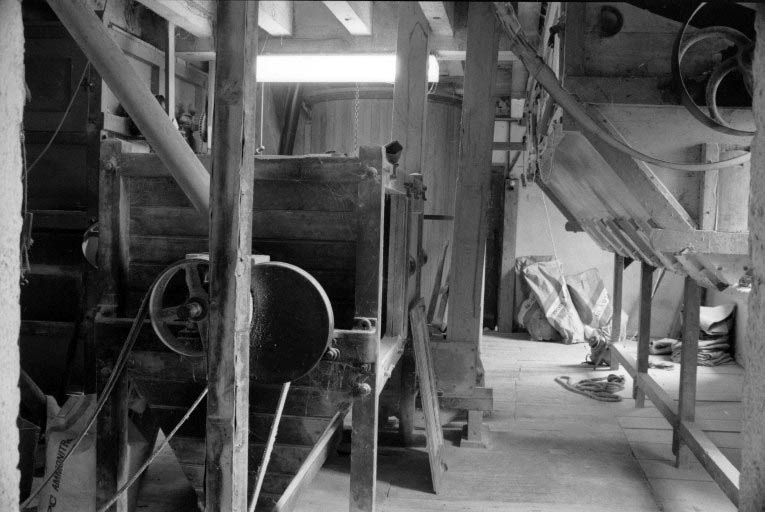 Intérieur : étage, salle de la bluterie. A droite extracteur à 6 pans, à gauche bluterie centrifuge, en arrière-plan mélangeur à farines. © Laurent Poupard / Région Bourgogne-Franche-Comté, Inventaire du patrimoine - 1988