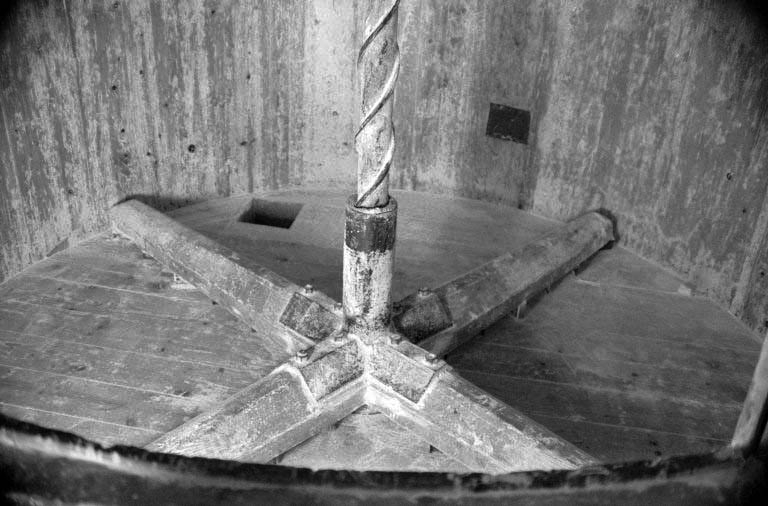 Intérieur : étage, salle de la bluterie, pales du mélangeur à farines. © Laurent Poupard / Région Bourgogne-Franche-Comté, Inventaire du patrimoine - 1988