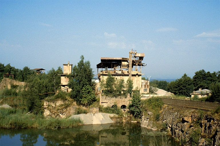 Vue d'ensemble, depuis l'est. Etang au premier plan, poste de lavage (C) au centre, bureau (A) à droite, anciennes installations à gauche. © Laurent Poupard / Région Bourgogne-Franche-Comté, Inventaire du patrimoine - 1988