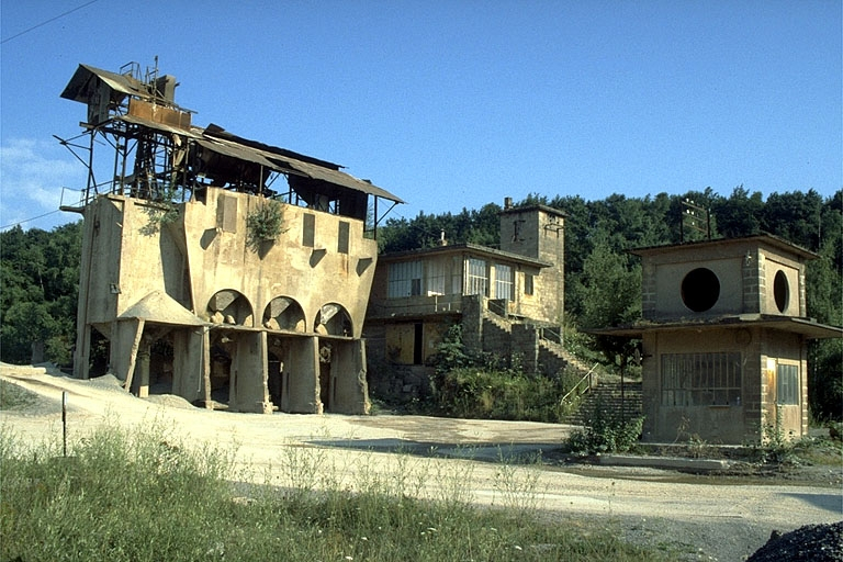 Poste de lavage (C), poste de surveillance (D) et ancien bâtiment de la bascule (E). © Laurent Poupard / Région Bourgogne-Franche-Comté, Inventaire du patrimoine - 1988