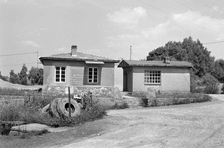 Bureau (A) et bâtiment de la bascule (B), vus de l'ouest. © Laurent Poupard / Région Bourgogne-Franche-Comté, Inventaire du patrimoine - 1988