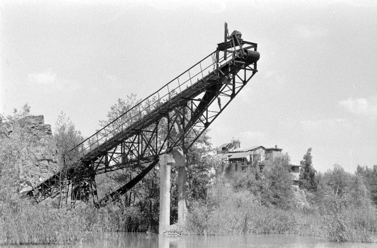 Anciennes installations vues de l'ouest : le transporteur. © Laurent Poupard / Région Bourgogne-Franche-Comté, Inventaire du patrimoine - 1988