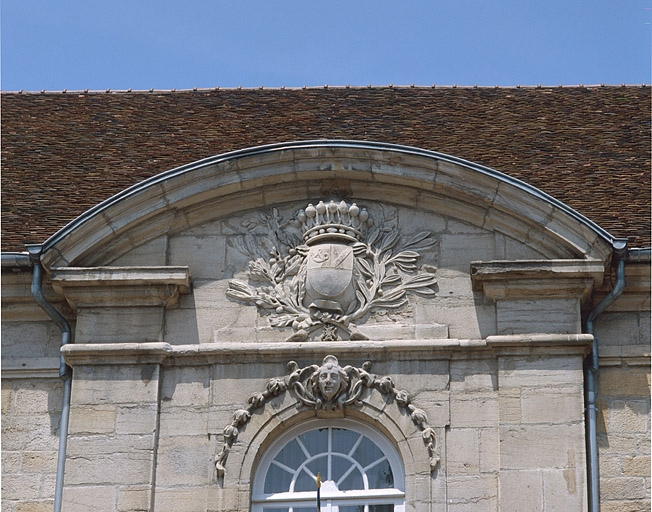 Détail du fronton de la façade sud. © Yves Sancey / Région Bourgogne-Franche-Comté, Inventaire du patrimoine - 1988