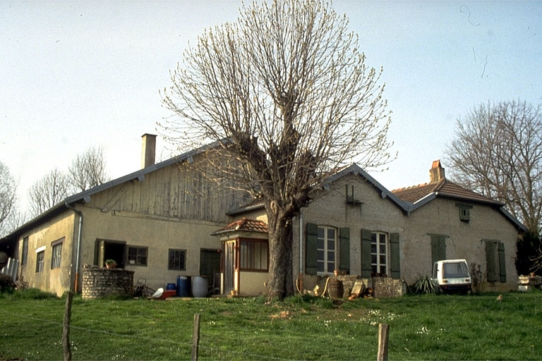 Vue d'ensemble depuis l'ouest. A droite l'habitation, à gauche l'atelier de réparation. © Laurent Poupard / Région Bourgogne-Franche-Comté, Inventaire du patrimoine - 1988