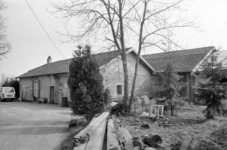 Bâtiments vus de l'est. Ancienne briqueterie à droite. © Laurent Poupard / Région Bourgogne-Franche-Comté, Inventaire du patrimoine - 1988