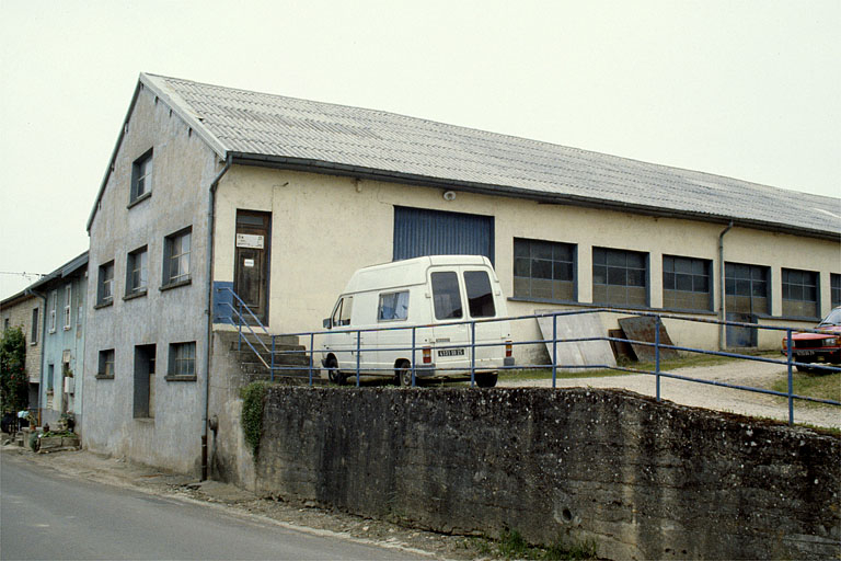 Atelier de fabrication (B), vu de trois quarts gauche. À l'étage de soubassement, porte de chargement donnant sur le magasin. © Laurent Poupard / Région Bourgogne-Franche-Comté, Inventaire du patrimoine - 1988