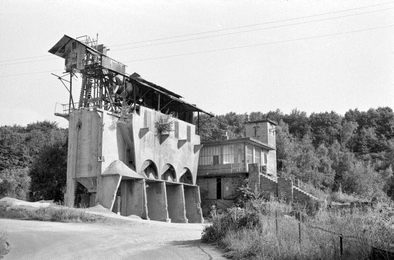 Poste de lavage (C) et poste de surveillance (D) vus depuis le nord. © Laurent Poupard / Région Bourgogne-Franche-Comté, Inventaire du patrimoine - 1988