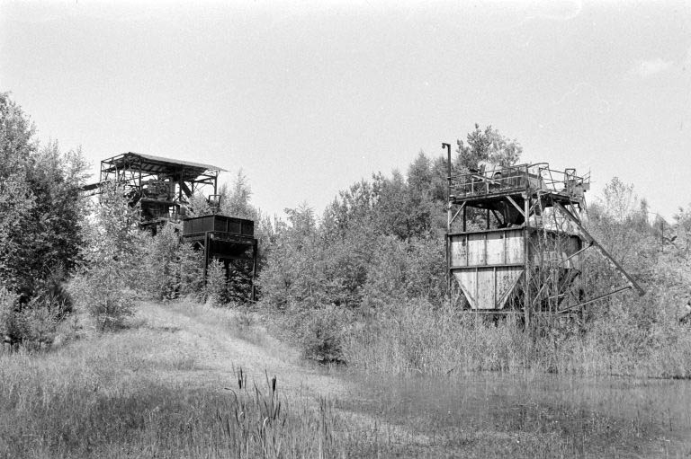 Anciennes installations : trémie et poste de concassage (I). © Laurent Poupard / Région Bourgogne-Franche-Comté, Inventaire du patrimoine - 1988