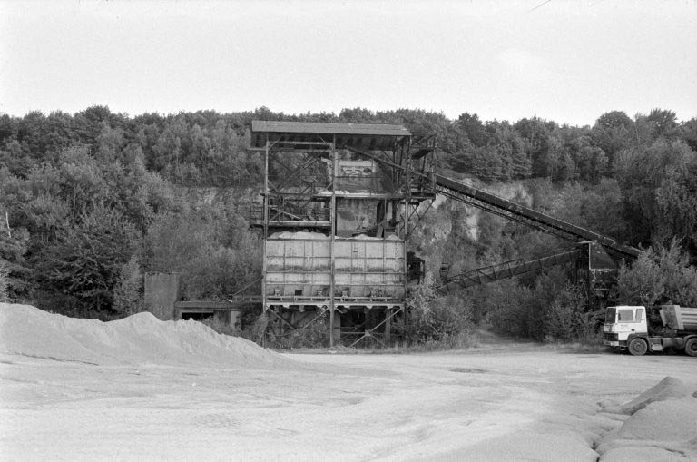 Anciennes installations vues du nord-ouest : poste de concassage (I). © Laurent Poupard / Région Bourgogne-Franche-Comté, Inventaire du patrimoine - 1988