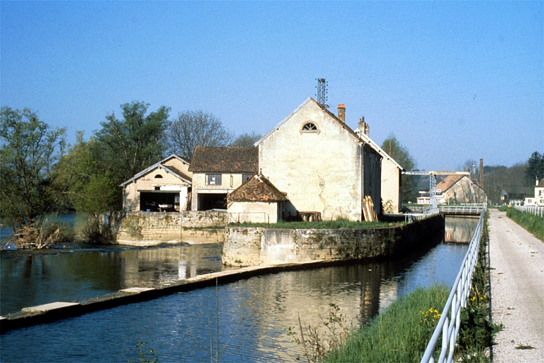 Vue d'ensemble depuis l'ouest. © Laurent Poupard / Région Bourgogne-Franche-Comté, Inventaire du patrimoine - 1988