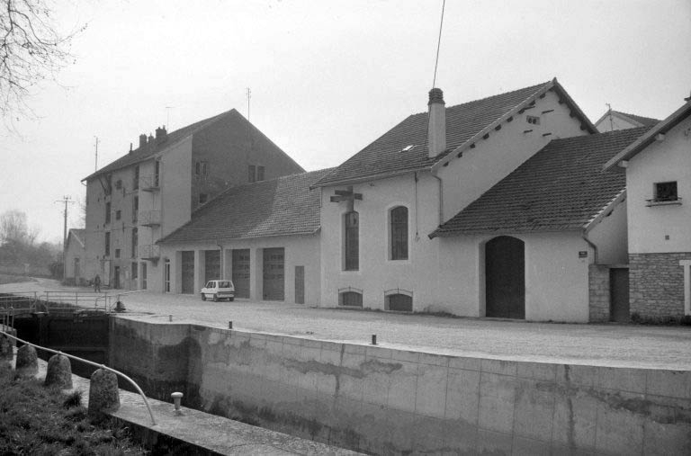 Façade antérieure vue de l'ouest. © Laurent Poupard / Région Bourgogne-Franche-Comté, Inventaire du patrimoine - 1988