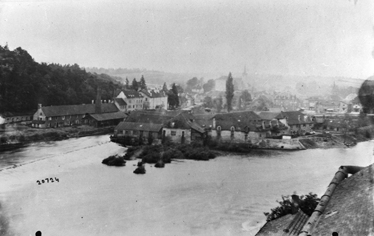 Vue d'ensemble de la Vieille Forge et des logements de contremaîtres et d'ouvriers. © Yves  Sancey (reproduction) / Région Bourgogne-Franche-Comté, Inventaire du patrimoine - 1988