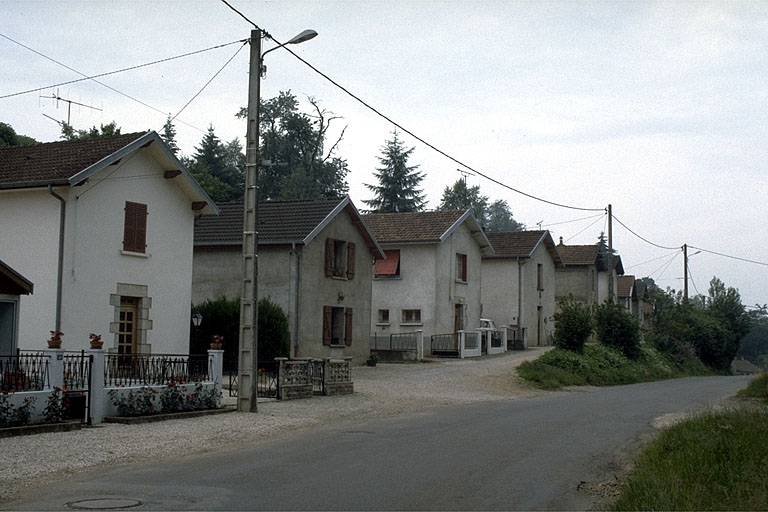Vue d'ensemble depuis l'est. © Laurent Poupard / Région Bourgogne-Franche-Comté, Inventaire du patrimoine - 1988 Vue d'ensemble depuis l'est. © Laurent Poupard / Région Bourgogne-Franche-Comté, Inventaire du patrimoine - 1988