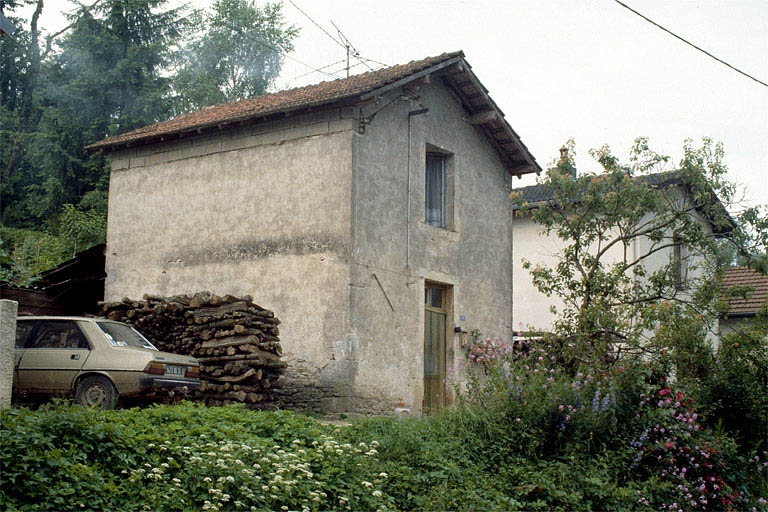 Maison n° 36, rue de Salans vue de trois quarts gauche. © Laurent Poupard / Région Bourgogne-Franche-Comté, Inventaire du patrimoine - 1988 Maison n° 36, rue de Salans vue de trois quarts gauche. © Laurent Poupard / Région Bourgogne-Franche-Comté, Inventaire du patrimoine - 1988