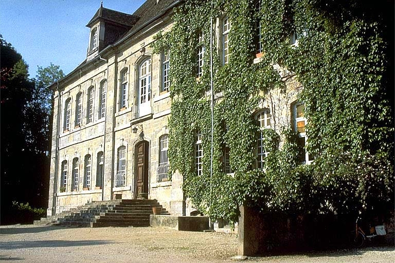 Façade antérieure du logement patronal, vue de trois quarts droit. © Laurent Poupard / Région Bourgogne-Franche-Comté, Inventaire du patrimoine - 1988 Façade antérieure du logement patronal, vue de trois quarts droit. © Laurent Poupard / Région Bourgogne-Franche-Comté, Inventaire du patrimoine - 1988
