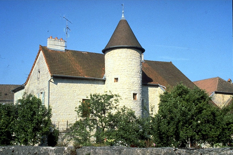 Façade postérieure vue de trois quarts gauche. © Laurent Poupard / Région Bourgogne-Franche-Comté, Inventaire du patrimoine - 1988 Façade postérieure vue de trois quarts gauche. © Laurent Poupard / Région Bourgogne-Franche-Comté, Inventaire du patrimoine - 1988