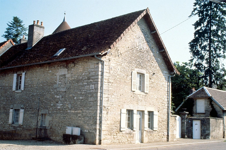 Vue d'ensemble depuis le sud-ouest. © Laurent Poupard / Région Bourgogne-Franche-Comté, Inventaire du patrimoine - 1988 Vue d'ensemble depuis le sud-ouest. © Laurent Poupard / Région Bourgogne-Franche-Comté, Inventaire du patrimoine - 1988