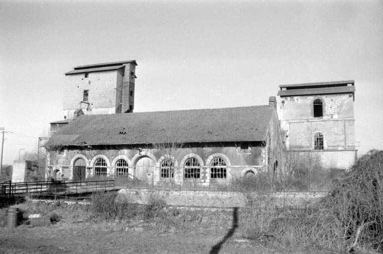 Atelier de fabrication (halle e3) et monte-charge, vus du sud-est. © Laurent Poupard / Région Bourgogne-Franche-Comté, Inventaire du patrimoine - 1988