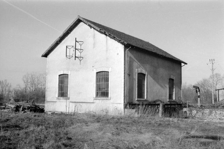 Façades postérieure et latérale gauche de la centrale hydroélectrique (G). © Laurent Poupard / Région Bourgogne-Franche-Comté, Inventaire du patrimoine - 1988