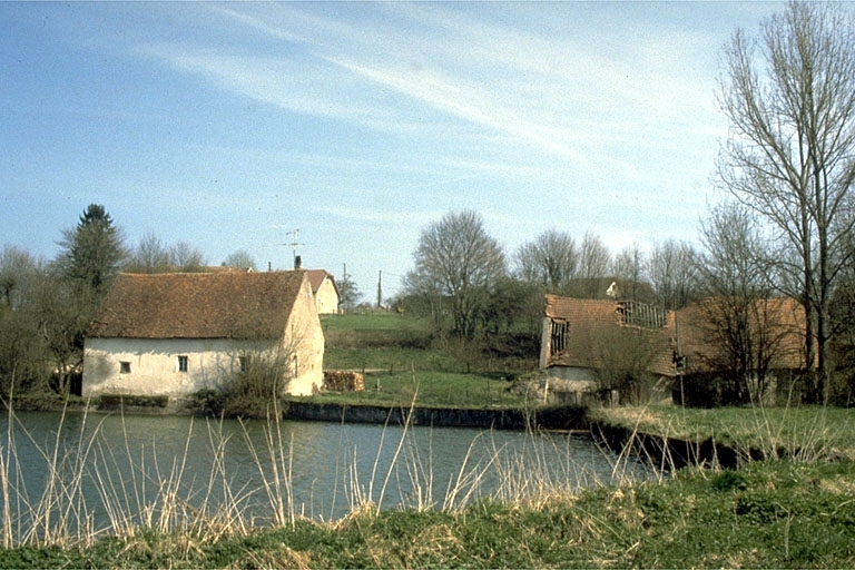 Vue d'ensemble depuis l'ouest. © Laurent Poupard / Région Bourgogne-Franche-Comté, Inventaire du patrimoine - 1988