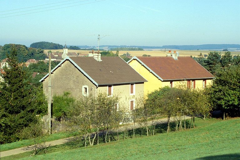 La "Caserne" (logement d'ouvriers A, B) vue de trois quarts gauche. © Laurent Poupard / Région Bourgogne-Franche-Comté, Inventaire du patrimoine - 1988