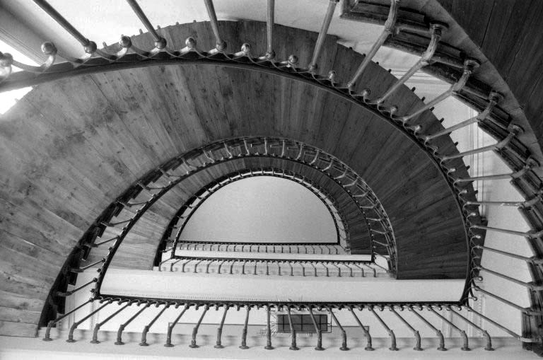 L'escalier tournant. © Laurent Poupard / Région Bourgogne-Franche-Comté, Inventaire du patrimoine - 1988 L'escalier tournant. © Laurent Poupard / Région Bourgogne-Franche-Comté, Inventaire du patrimoine - 1988