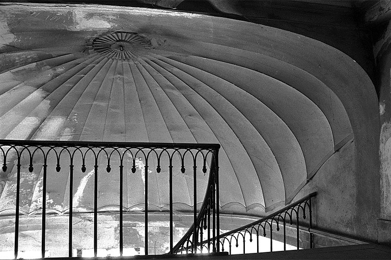 Fausse voute en cul de four de l'escalier tournant. © Laurent Poupard / Région Bourgogne-Franche-Comté, Inventaire du patrimoine - 1988 Fausse voute en cul de four de l'escalier tournant. © Laurent Poupard / Région Bourgogne-Franche-Comté, Inventaire du patrimoine - 1988