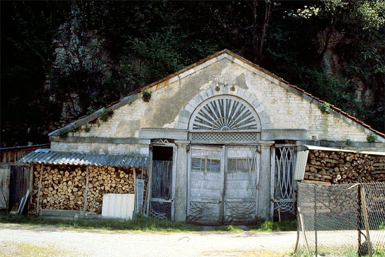 Façade antérieure du bûcher. © Laurent Poupard / Région Bourgogne-Franche-Comté, Inventaire du patrimoine - 1988 Façade antérieure du bûcher. © Laurent Poupard / Région Bourgogne-Franche-Comté, Inventaire du patrimoine - 1988