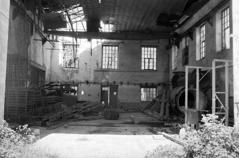 Forge Neuve. Centrale électrique : intérieur de la salle des machines H (ancien bâtiment du haut-fourneau). © Laurent Poupard / Région Bourgogne-Franche-Comté, Inventaire du patrimoine - 1988 Forge Neuve. Centrale électrique : intérieur de la salle des machines H (ancien bâtiment du haut-fourneau). © Laurent Poupard / Région Bourgogne-Franche-Comté, Inventaire du patrimoine - 1988