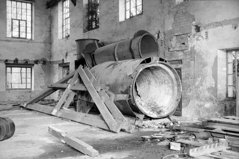 Forge Neuve. Centrale électrique : élément de fourneau (?) dans la salle des machines (H). © Laurent Poupard / Région Bourgogne-Franche-Comté, Inventaire du patrimoine - 1988 Forge Neuve. Centrale électrique : élément de fourneau (?) dans la salle des machines (H). © Laurent Poupard / Région Bourgogne-Franche-Comté, Inventaire du patrimoine - 1988