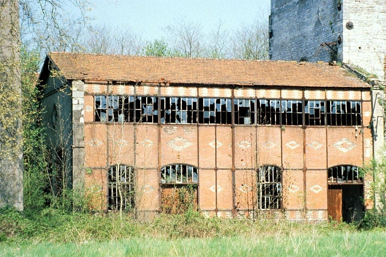 Forge Neuve. Centrale électrique : façade antérieure de la salle des machines (J). © Laurent Poupard / Région Bourgogne-Franche-Comté, Inventaire du patrimoine - 1988 Forge Neuve. Centrale électrique : façade antérieure de la salle des machines (J). © Laurent Poupard / Région Bourgogne-Franche-Comté, Inventaire du patrimoine - 1988