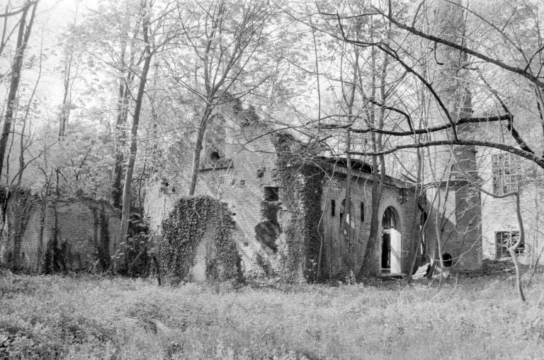Forge Neuve. Bâtiment d'eau (L) vu de trois quarts gauche. © Laurent Poupard / Région Bourgogne-Franche-Comté, Inventaire du patrimoine - 1988 Forge Neuve. Bâtiment d'eau (L) vu de trois quarts gauche. © Laurent Poupard / Région Bourgogne-Franche-Comté, Inventaire du patrimoine - 1988