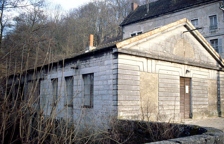 Vieille Forge. Bâtiment d'eau dit le Sénat vu de trois quarts gauche. © Laurent Poupard / Région Bourgogne-Franche-Comté, Inventaire du patrimoine - 1988 Vieille Forge. Bâtiment d'eau dit le Sénat vu de trois quarts gauche. © Laurent Poupard / Région Bourgogne-Franche-Comté, Inventaire du patrimoine - 1988