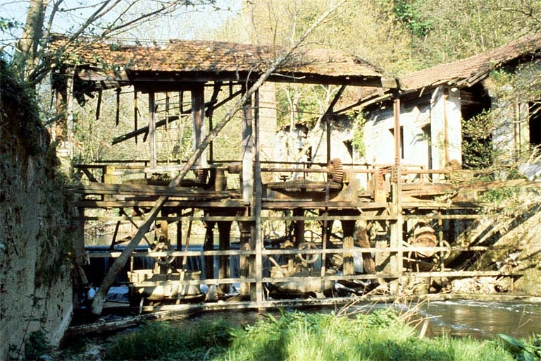 Vieille Forge. Bâtiment d'eau dit le Sénat : salle des turbines vue du canal de fuite. © Laurent Poupard / Région Bourgogne-Franche-Comté, Inventaire du patrimoine - 1988 Vieille Forge. Bâtiment d'eau dit le Sénat : salle des turbines vue du canal de fuite. © Laurent Poupard / Région Bourgogne-Franche-Comté, Inventaire du patrimoine - 1988
