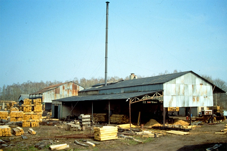 Atelier de créosotage (C) : façades postérieure et latérale gauche. © Laurent Poupard / Région Bourgogne-Franche-Comté, Inventaire du patrimoine - 1988