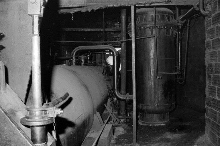 L'autoclave. Autoclave à gauche, cuve de créosote à droite. © Laurent Poupard / Région Bourgogne-Franche-Comté, Inventaire du patrimoine - 1988