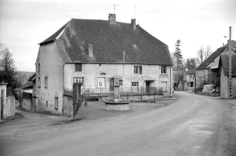 Maison (autrefois atelier de fabrication, pièce de séchage et logement patronal), vue de trois quarts gauche. © Laurent Poupard / Région Bourgogne-Franche-Comté, Inventaire du patrimoine - 1988