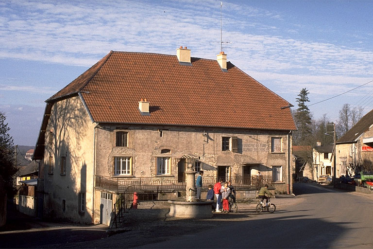 Maison (autrefois atelier de fabrication, pièce de séchage et logement patronal), vue de trois quarts gauche. © Laurent Poupard / Région Bourgogne-Franche-Comté, Inventaire du patrimoine - 1988