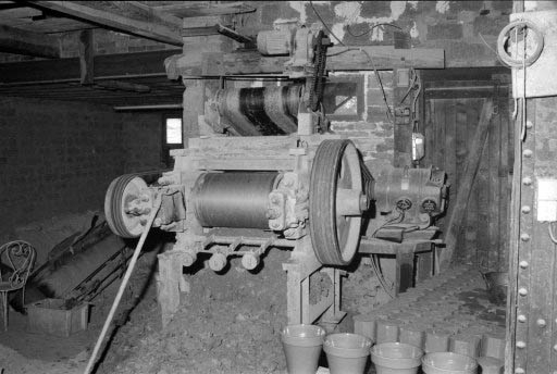 Broyeur UNICERAM (5). A droite, pâtons au sortir de la boudineuse et avant moulage. © Laurent Poupard / Région Bourgogne-Franche-Comté, Inventaire du patrimoine - 1988