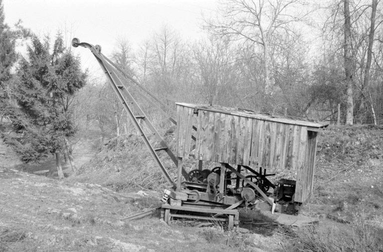 Grue sur voie étroite dans l'ancienne carrière. © Laurent Poupard / Région Bourgogne-Franche-Comté, Inventaire du patrimoine - 1988
