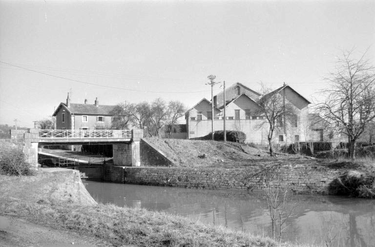 Vue d'ensemble depuis l'ouest. © Laurent Poupard / Région Bourgogne-Franche-Comté, Inventaire du patrimoine - 1988