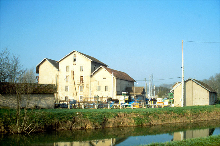 Vue d'ensemble depuis le nord-est : centrale et laboratoire. © Laurent Poupard / Région Bourgogne-Franche-Comté, Inventaire du patrimoine - 1988