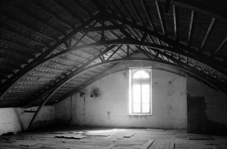 Ancien atelier de fabrication (b2), étage en surcroît : détail de la charpente et mur pignon est. © Laurent Poupard / Région Bourgogne-Franche-Comté, Inventaire du patrimoine - 1988