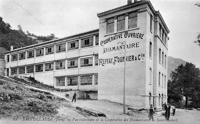 Saint-Claude (Jura). - Vue extérieure de la Coopérative des Diamantaires de Saint-Hubert. © Yves  Sancey (reproduction) / Région Bourgogne-Franche-Comté, Inventaire du patrimoine - 1988