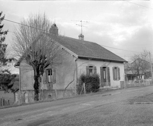 Logement d'ouvriers (A). © Yves Sancey / Région Bourgogne-Franche-Comté, Inventaire du patrimoine - 1988 Logement d'ouvriers (A). © Yves Sancey / Région Bourgogne-Franche-Comté, Inventaire du patrimoine - 1988