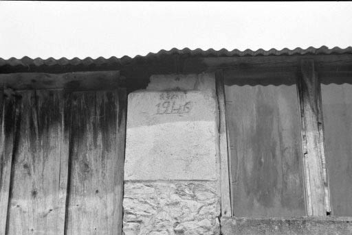 Atelier de fabrication (D) : date portée sur le pilier central du mur sud. © Laurent Poupard / Région Bourgogne-Franche-Comté, Inventaire du patrimoine - 1988