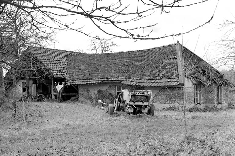 Atelier de fabrication et pièce de séchage : extrémité orientale. À gauche sous la halle, pièce contenant le moteur Bernard et sa transmission. © Yves Sancey / Région Bourgogne-Franche-Comté, Inventaire du patrimoine - 1988