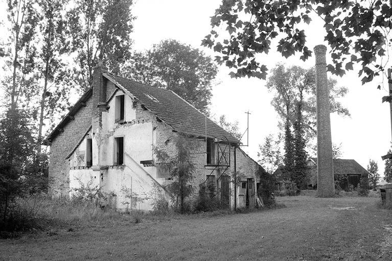 Ecuries (G) et cheminée d'usine (F). © Laurent Poupard / Région Bourgogne-Franche-Comté, Inventaire du patrimoine - 1988